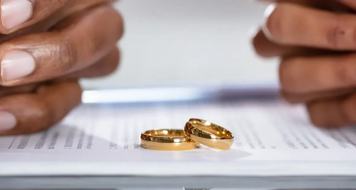 Alianças de casamento pousadas sobre um documento