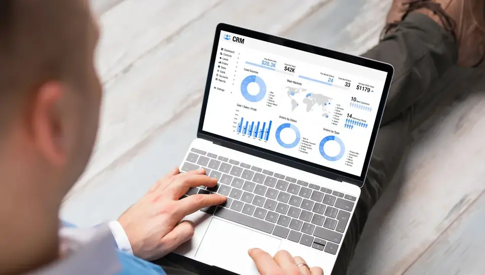Gráficos de acompanhamento exibidos na tela de um notebook